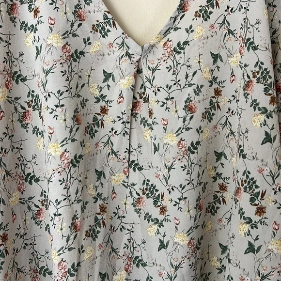 Tied back romantic blouse - Picture 4 of 8